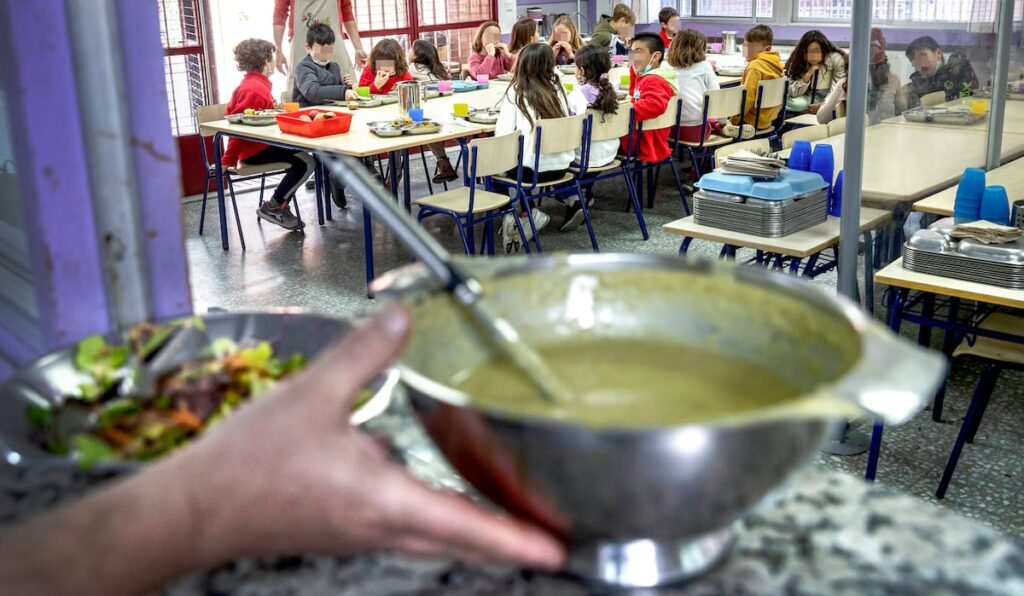Au revoir aux 1 200 cantines d'école sans poisson et pâtisseries industrielles: le gouvernement approuve cinq repas sains par semaine