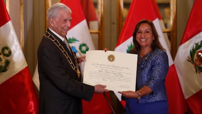 Vargas Llosa, reçoit la décoration du grand collier de l'Ordre du Soleil, du président du Pérou, Dina Boluarte, au Palais du gouvernement à Lima (Pérou), en 2023.