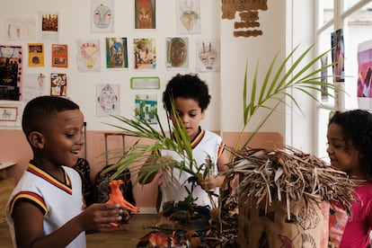 Étudiants avec l'une des œuvres qu'ils ont créées elles-mêmes dans le cadre de la célébration de la semaine afro-indigène.
