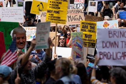 Démonstration contre la dérive autoritaire du président des États-Unis, Donald Trump, ce samedi à New York.