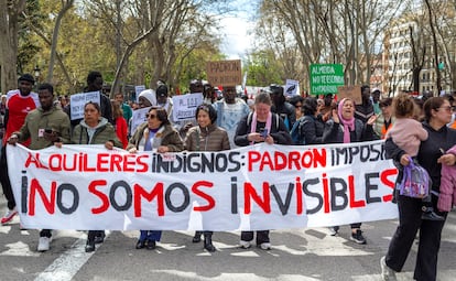 Les migrants, les locataires et les travailleurs ménagers marchent à Madrid pour l'accès au logement, le 5 avril 2025.