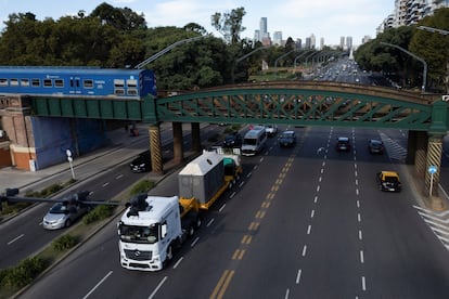 Le Pupy Elefanta est transféré dans un camion au sanctuaire des éléphants du Brésil, le premier refuge pour les éléphants captifs d'Amérique du Sud, le 15 avril à Buenos Aires.