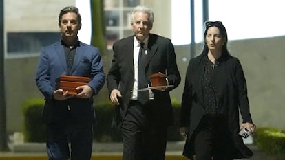 De gauche à droite, Gonzalo, Álvaro et Morgana, enfants de Mario Vargas Llosa, Walk portant deux urnes avec les restes de leur père en dehors des funérailles et du crématorium de l'armée chorrillos à Lima (Pérou).