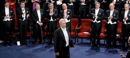 Mario Vargas Llosa, après avoir recouvré le prix Nobel de littérature du roi Carlos Gustavo de Suède en 2010.