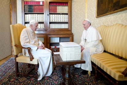Le pape François rencontre le pape émérite Benoît XVI à la résidence papale d'été de Castel Gandolfo, le 23 mars 2013 (10 jours après son choix).