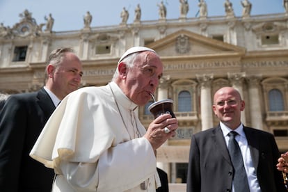 Francisco prend un compagnon sur la Plaza de San Pedro del Vaticano, le 6 avril 2016.