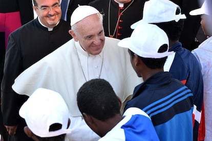 Le pape François rencontre un groupe de migrants au quai de l'île Lampedusa (Italie), le 8 juillet 2013, lors de son premier voyage papal.