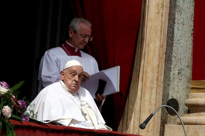 Le pape François assiste à la masse sacrée du dimanche de Pâques et à la bénédiction "Urbi et Orbi" sur la Plaza de San Pedro del Vaticano.