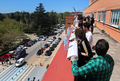 Étudiants et enseignants sur le toit de la Faculté de physique avant de déclencher les 35 colonnes d'affiches.