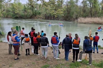 Les étudiants de l'IES Virgen de la Paloma et les travailleurs pendant la descente de la rivière Tajo le mardi 22 avril. Cédé photographies.