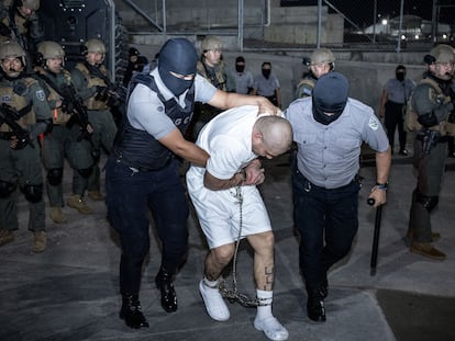 Un membre présumé du train Aragua est escorté vers le Centre pour confinement du terrorisme après déporter des États-Unis, le 17 mars à Tecoleca (El Salvador).