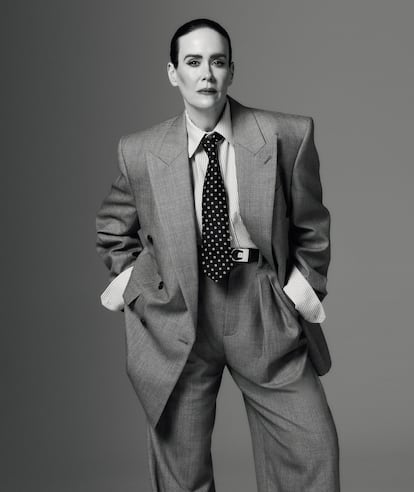 Chemise, veste, pantalon et ceinture, tous de Saint Laurent d'Anthony Vaccarello.