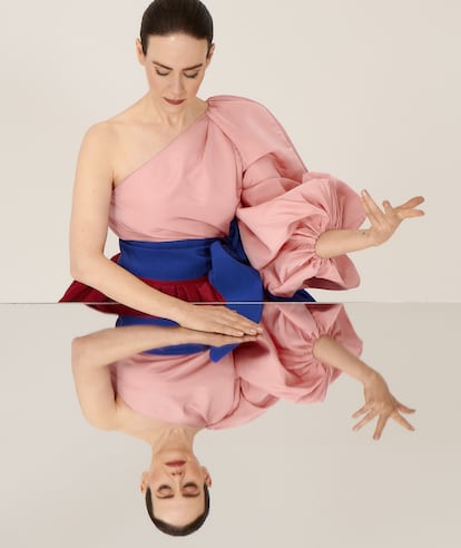 Top, ceinture et jupe, par Carolina Herrera.