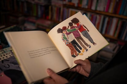 Marcelo Simonetti montre une illustration de son livre. 