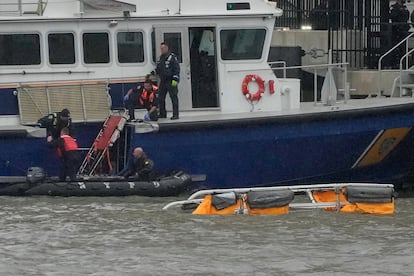 Personnel d'urgence de New York, lors du sauvetage des victimes de l'accident d'hier sur la rivière Hudson