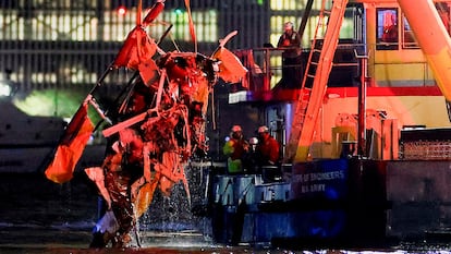 Les équipes d'urgence retirent l'hélicoptère Hudson River après s'être écrasé dans le New Jersey, le 10 avril 2025.