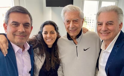 Mario Vargas Llosa avec ses trois enfants après avoir reçu une libération d'hôpital en 2022.