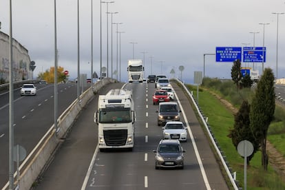 Vue de deux camions à l'entrée de Madrid en novembre 2022.