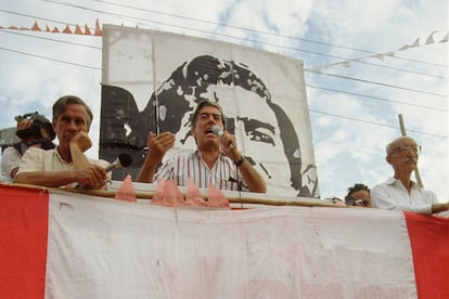Mario Vargas Llosa lors de la campagne électorale du Pérou, en 1990.