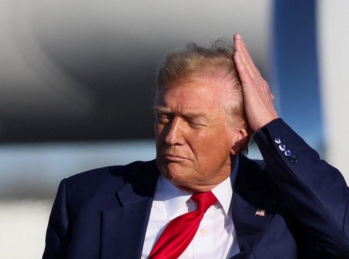 Trump approuve un décret pour prendre une douche à l'aise: "Je veux prendre soin de mes beaux cheveux"
