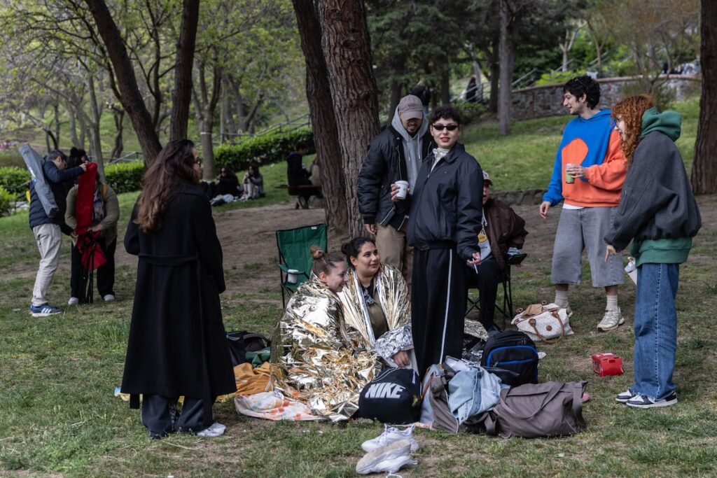 Un fort tremblement de terre étend la panique à Istanbul