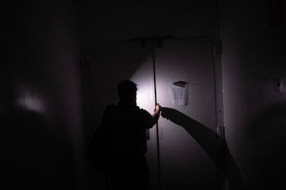 

Compa descend dans une salle sans salle de l'hôtel de San Blas.
