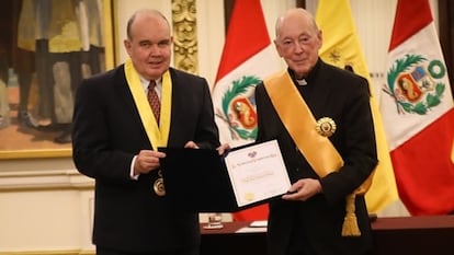 Le cardinal et Exarzobispo de Lima, Juan Luis Cipriani, reçoit la médaille du mérite lors d'une cérémonie au conseil municipal de Lima en janvier dernier.