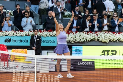 Sabalenka célèbre sa victoire ce samedi contre Gauff lors de la finale des maîtres à Madrid.
