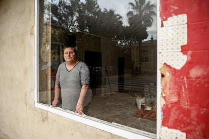 Elena Montañana a perdu son entreprise de costumes Fallera à Catarroja pendant le Dana. 