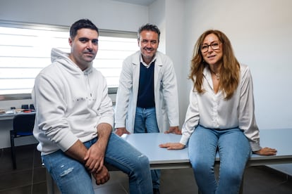 Enrique García, directrice du CIFP San Gabriel (Centre), dans une salle de classe avec Sanz et Andrés, explique que les étudiants FP atteignent une insertion de travail à 100%.