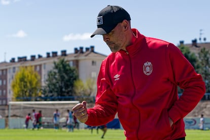 Víctor Valdés célèbre la victoire lors de son premier match en tant qu'entraîneur de Real Ávila contre le SD Compostela du deuxième RFEF.
