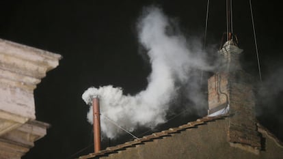 La Fumata blanche dans la cheminée de la chapelle Sixtine qui a annoncé l'arrivée d'un nouveau pape, Francisco, le 13 mars 2013.