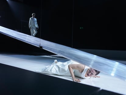 Montserrat Seró (Carmen / Helena) et Josep-Ramon Olivé (Don Juan / Agustín), dans l'opéra «Don Juan n'existe pas».