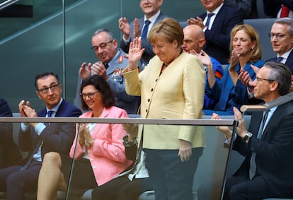 L'ancien chancelier allemand, Angela Merkel, salue la Tribune invitée.