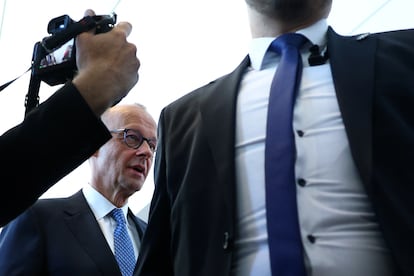 Friedrich Merz quitte l'hémicycle après avoir connu le vote. 