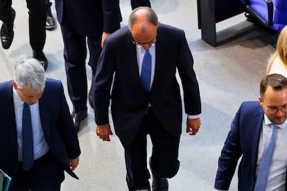 Friedrich Merz quitte l'hémicycle après avoir connu le vote ce mardi. 