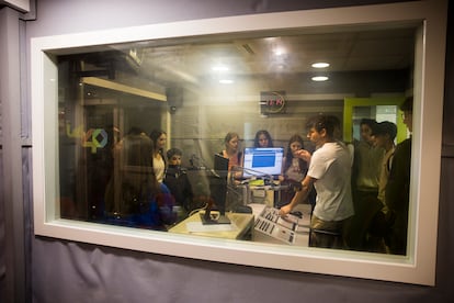 Iván Montans explique les problèmes techniques aux étudiants de Radio Pontevedra.