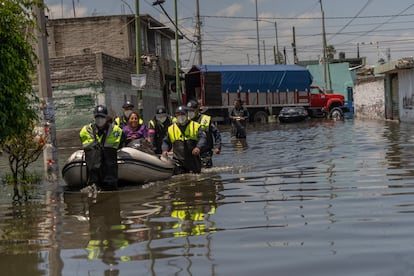 Les forces fédérales, étatiques et municipales assistent et aident les victimes d'inondations dans les cultures mexicaines des colonies de Chalco, dans l'État du Mexique,
