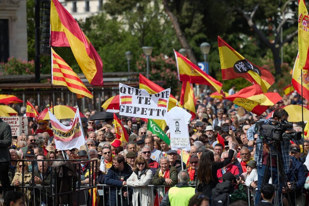Des milliers de personnes protestent à Madrid pour exiger la démission de Sánchez après la panne de courant