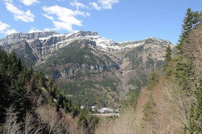 La station internationale de Canfranc, aujourd'hui, sous les montagnes pyréniennes transformées par Ayerbe.