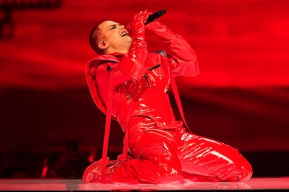 Le chanteur belge Red Sebastian interprète le thème "Strobe Lights" lors de la première demi-finale de l'Eurovision 2025.