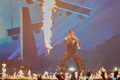 Le norvégien Kyle Alessandro interprète le thème "Lightter", lors de la première demi-finale de l'Eurovision