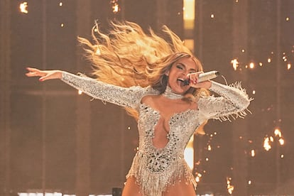 Melody, qui représente l'Espagne, interprète la chanson "Ese Diva", lors de la première demi-finale de l'Eurovision.