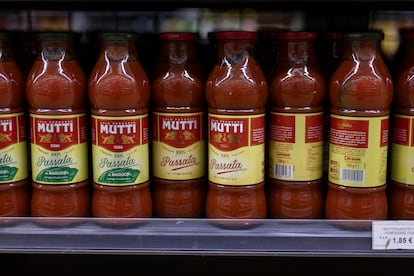 À l'image, le détail d'une étagère avec sauce tomate, l'un des produits les plus vendus, sur le marché Casa Italia, à Barcelone.