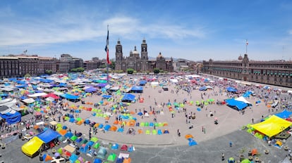 Les enseignants du CNTE se plantent dans la capitale Zócalo, le 15 mars.