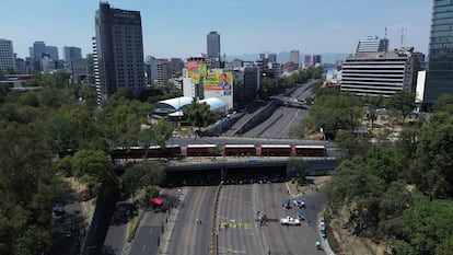 Au cours de la deuxième journée des mobilisations convoquées par le magistère, a commencé environ 10,00 avec la fermeture de diverses routes importantes, comme le Paseo de la Reforma.