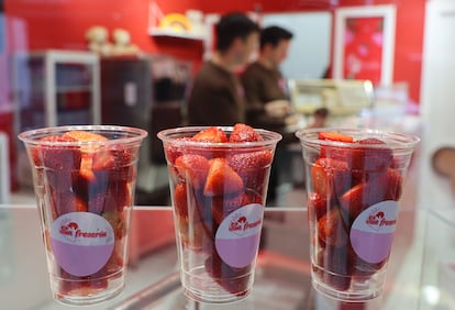 Chaque verre contient entre 12 et 13 morceaux de fraises.