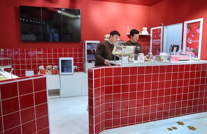 Les propriétaires de Freery, Alejandro Fernández et Gonzalo Buran, derrière le comptoir du magasin Santa Isabel Street à Madrid.