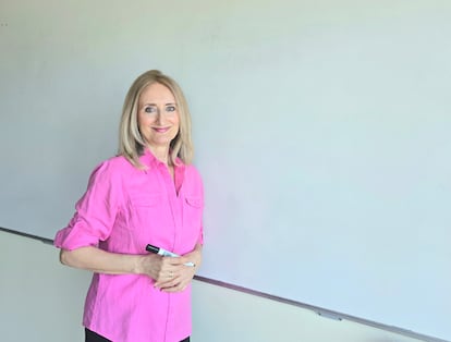 Teresa Gracia Chineseta revient, connue sous le nom de professeur de langue sur YouTube, dans la salle où elle enregistre ses vidéos. Photo attribuée par Teresa Gracia Chinesta Retour.