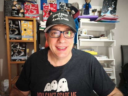 Sergio Castro, professeur de mathématiques, de physique et de chimie, connu sous le nom de professeur10 Demates sur les réseaux sociaux et sur YouTube dans l'espace où il enregistre ses vidéos. Photo attribuée par Sergio Castro.